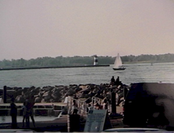 erie_pier4.jpg (46645 bytes)