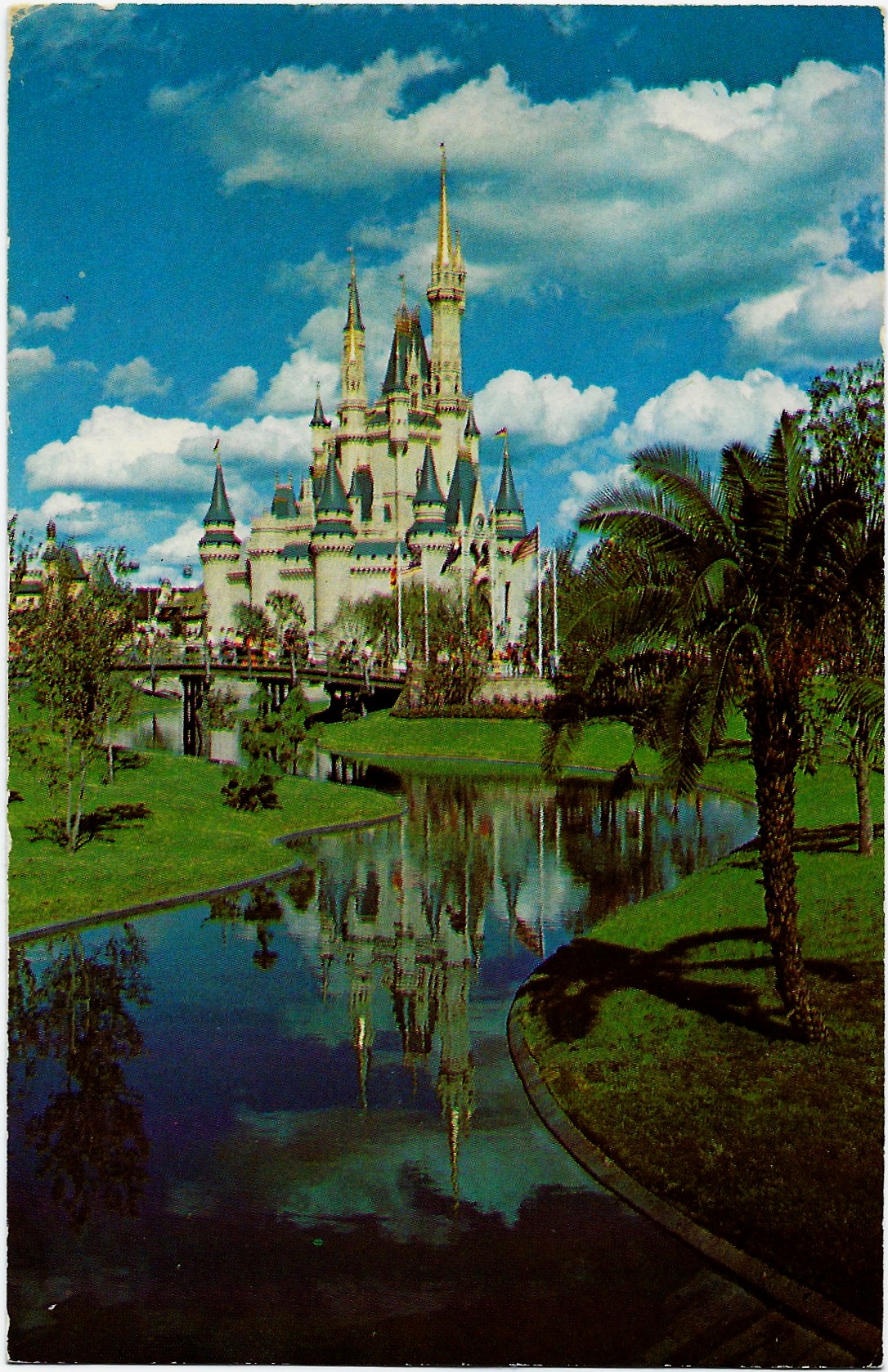 5598 WALT DISNEY WORLD CINDERELLA CASTLE USED 1975