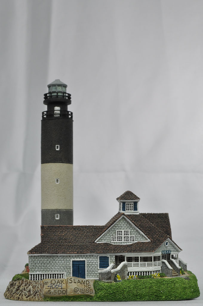 Oak Island, NC Lighthouse HL240 #4069/5500 1999 Harbour Lights® Oak Island, NC Lighthouse HL240 #4069/5500 1999 Harbour Lights®