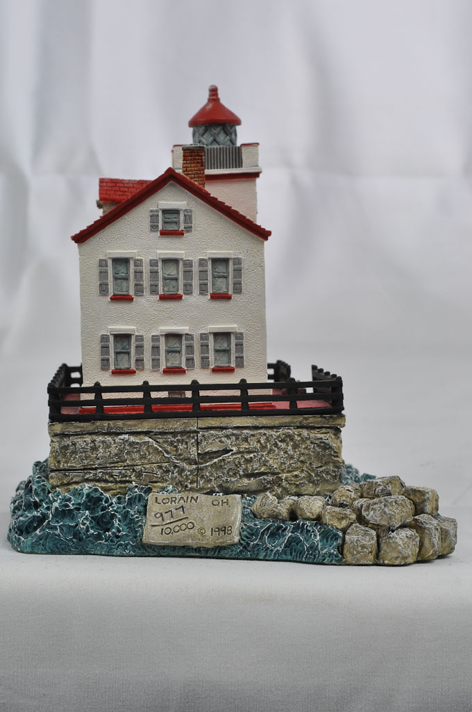 Lorain, OH Lighthouse HL207 #977/1000 1998 Harbour Lights® Lorain, OH Lighthouse HL207 #977/1000 1998 Harbour Lights®