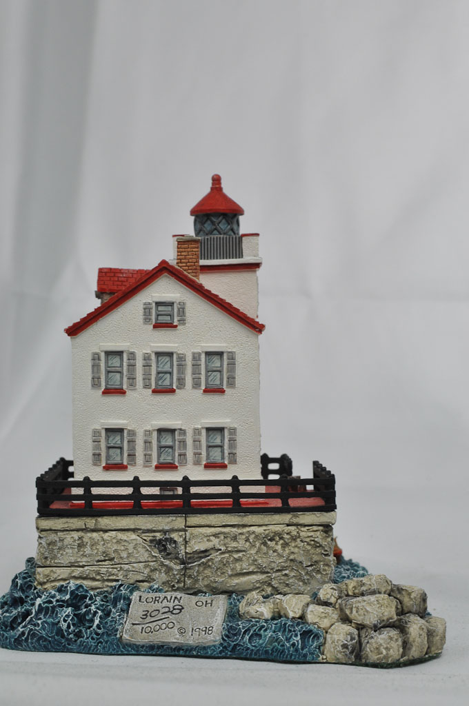 Lorain, OH Lighthouse HL207 #3028/10000 1998 Harbour Lights® - Click Image to Close