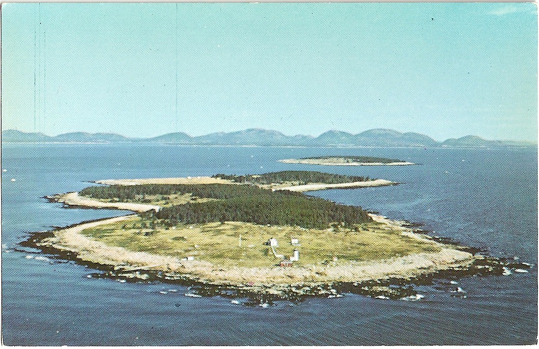 GREAT DUCK ISLAND AND LIGHTHOUSE POSTCARD #69 88958 MAINE (ME)
