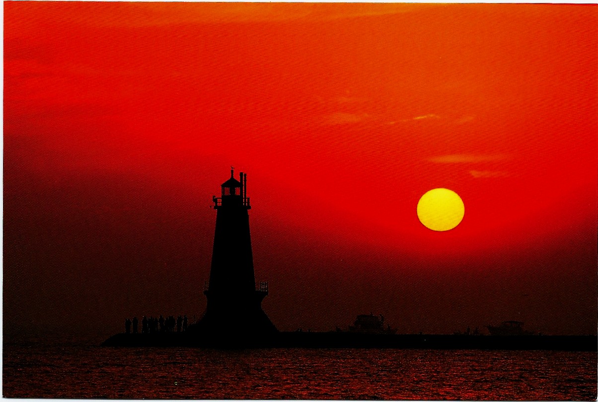 Ludington North Pier Lighthouse at Sunset Postcard (MI) 4717 - Click Image to Close