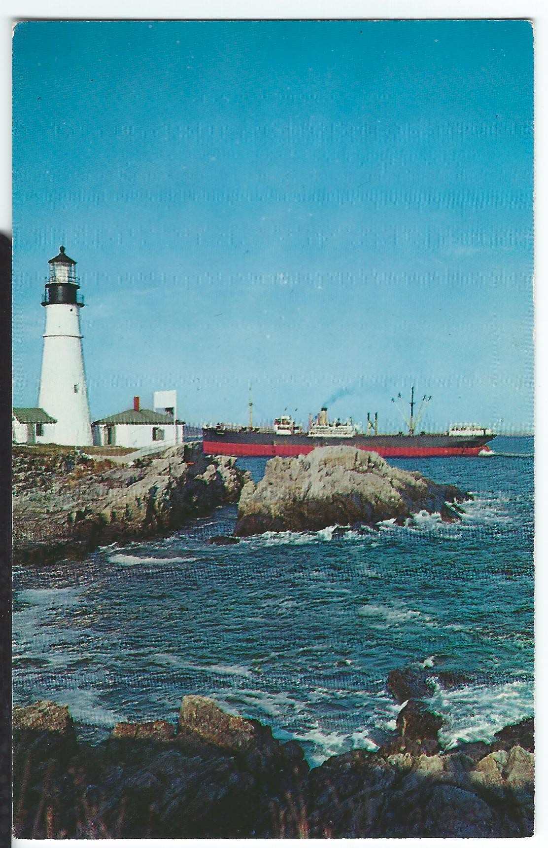 Ship passing PORTLAND HEAD LIGHTHOUSE POSTCARD ME-1110 46244