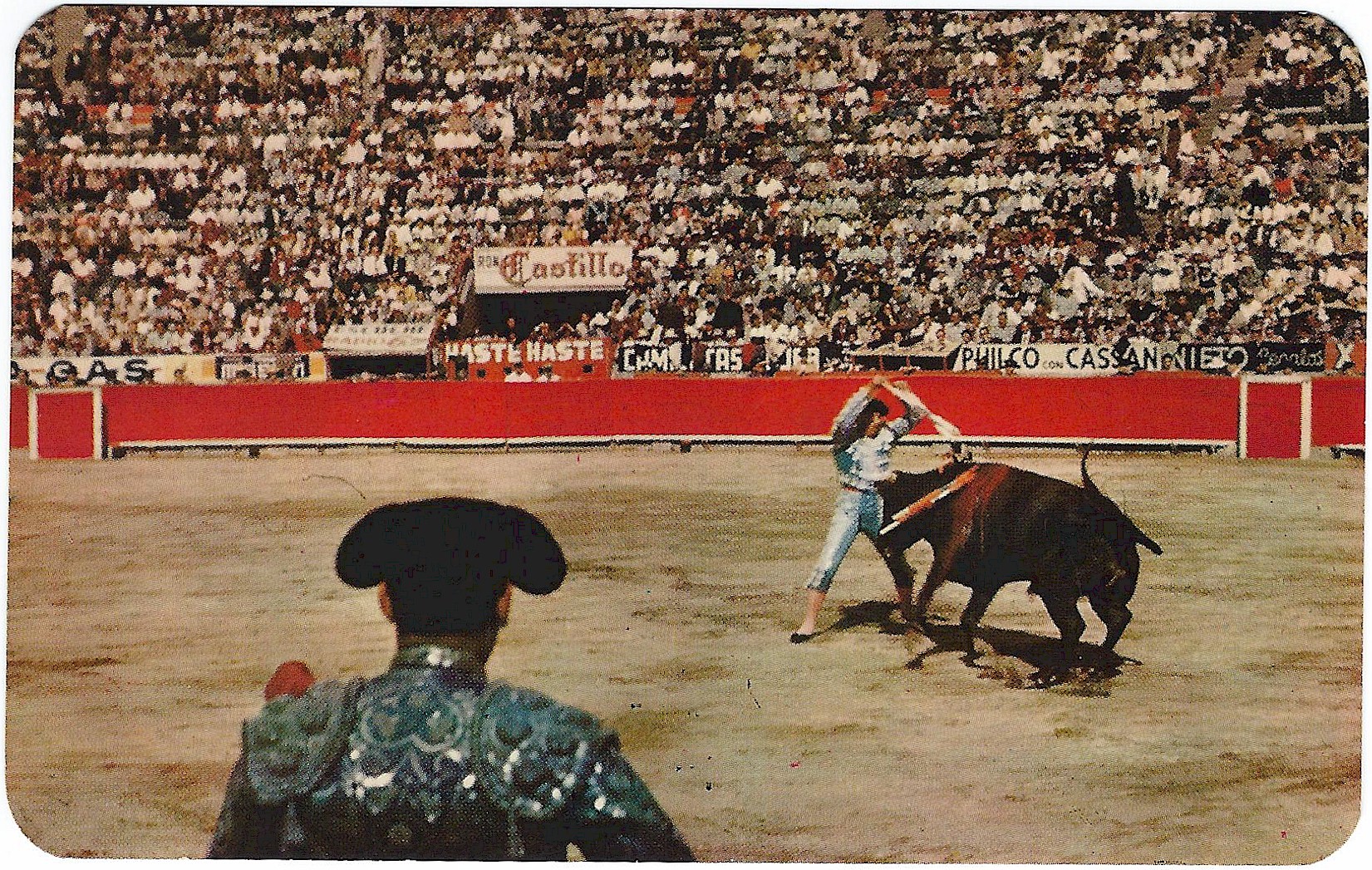 PLACING BANDERILLAS IN THE BULL BULL FIGHT POSTCARD MEXICO V3