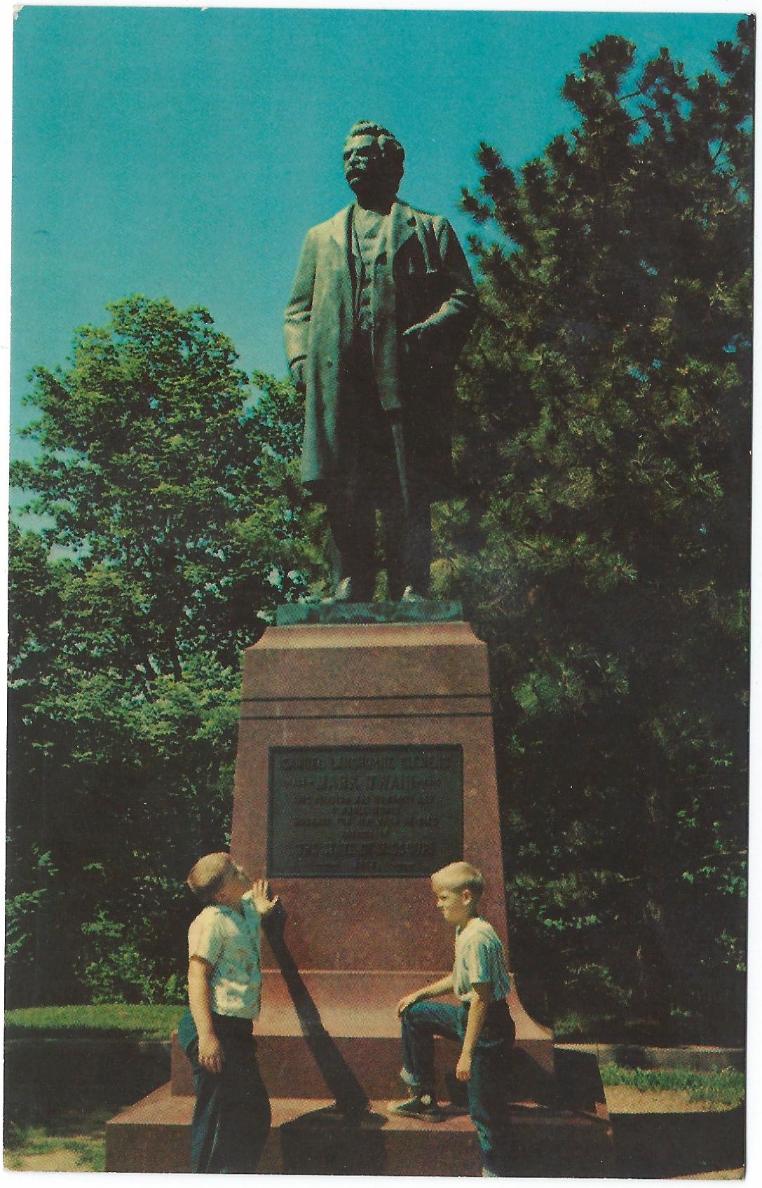 MARK TWAIN STATUE HANNIBAL MISSOURI POSTCARD 63174